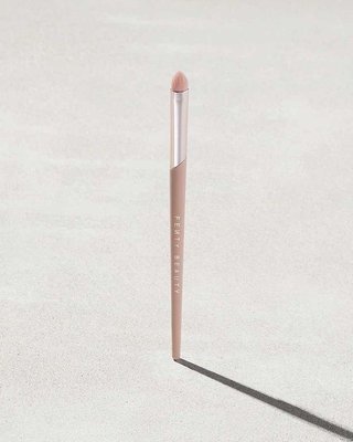 Fenty Beauty Precise Definition Eyeshadow Brush 220 Image