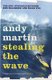 Stealing the Wave - The Epic Struggle Between Ken Bradshaw and Mark Foo (Paperback): Andy Martin