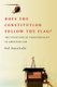 Does the Constitution Follow the Flag? - The Evolution of Territoriality in American Law (Paperback): Kal Raustiala